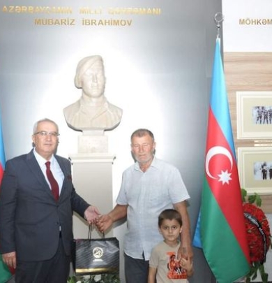 Belediye Başkanımız Cengiz ARSLAN, Azerbaycan Milli Kahramanı Mübariz İBRAHİMOV'un hatırası için  müzeye dönüştürülen evini ziyaret ederek ailesi ile bir araya geldi. 