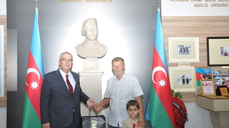 Belediye Başkanımız Cengiz ARSLAN, Azerbaycan Milli Kahramanı Mübariz İBRAHİMOV'un hatırası için  müzeye dönüştürülen evini ziyaret ederek ailesi ile bir araya geldi. 